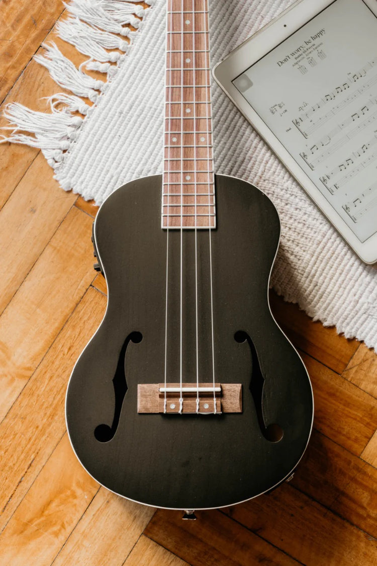 Ukelele concierto Bamboo violín EQ Aquila U-23-VIO-Q-BK negro